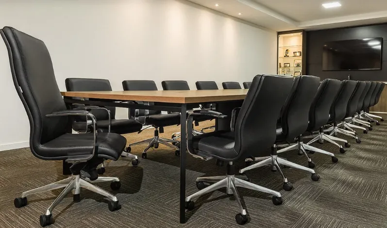 Cadeira para sala de reunião: guia para facilitar a escolha